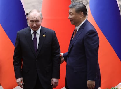 El presidente ruso Vladimir Putin y el presidente chino Xi Jinping se dan la mano durante una reunión bilateral el 16 de mayo de 2024 en Beijing, China.