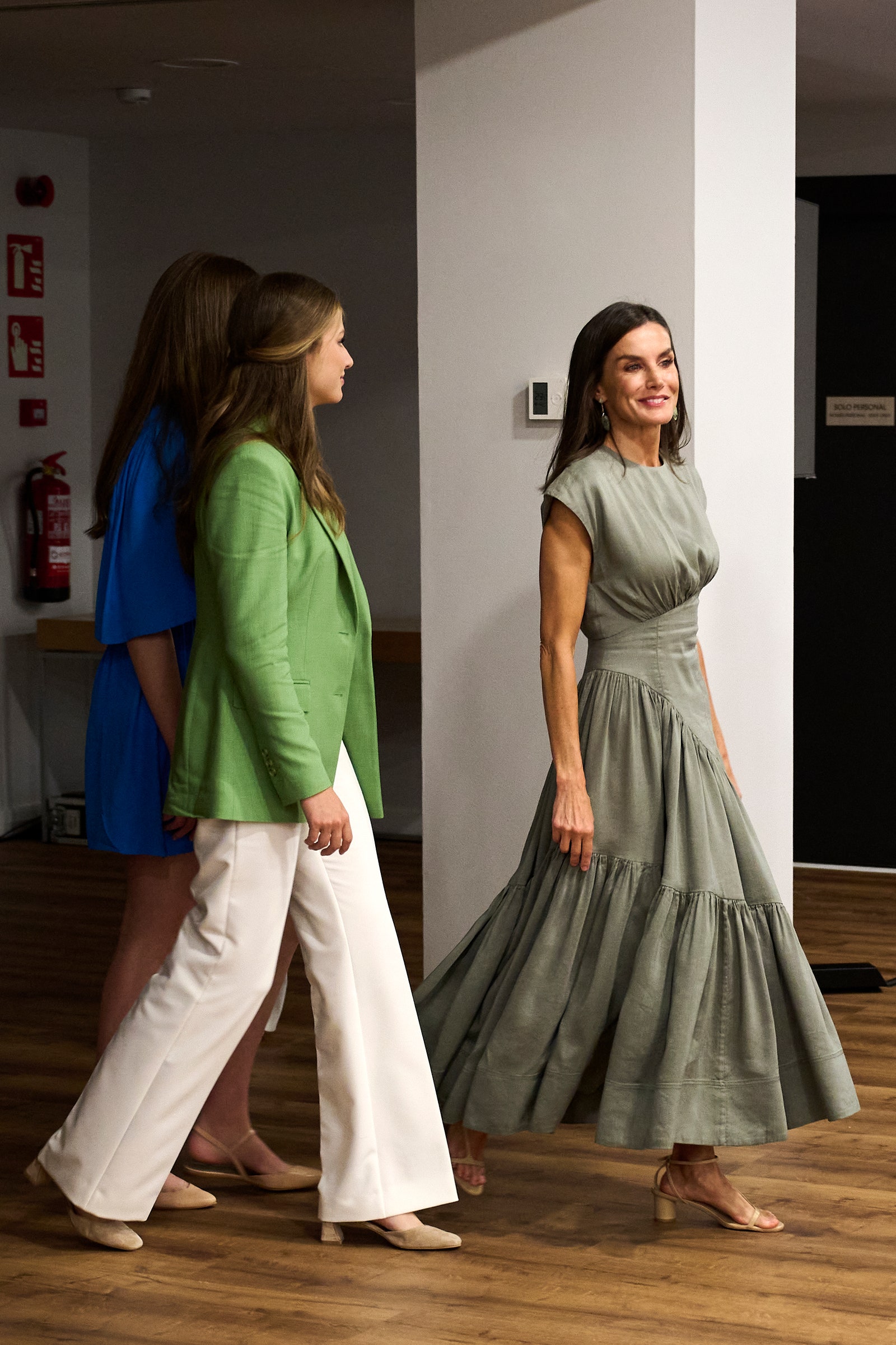 reina letizia sandalias tacón bajo
