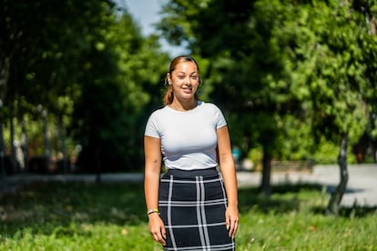 Olga Plaza, de 18 años, a las puertas de la Fundación Tomillo, el 17 de julio.