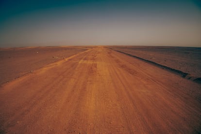 La vida en los campamentos levantados en una hamada junto a la ciudad argelina de Tinduf, un desierto pedregoso, es muy hostil. Las temperaturas son muy elevadas, la tierra es infértil y el agua que se obtiene del subsuelo es de mala calidad. Sin embargo, en los últimos años se han realizado reformas de mejoras como tendido eléctrico elevado, carreteras, saneamiento subterráneo y la construcción de una vía de tren desde Tinduf hacia el interior del país, que atravesará los campamentos, aunque nadie confirma que vaya a realizar parada en los mismos. 