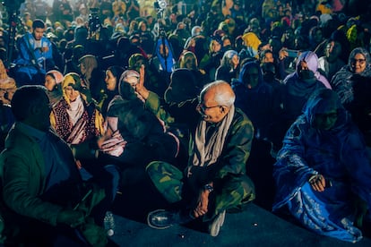 Los tambores de guerra que resonaron con fuerza cuando se dio por roto el alto el fuego con Marruecos en noviembre de 2020, o cuando se produjo la reelección del presidente Brahim Gali como líder del Frente Polisario, enmudecen con el paso de los días. Sin embargo, en citas como el festival internacional de cine FiSahara, recobra fuerza el fervor bélico. En la imagen, Gali acude a la entrega de premios, que se llevó una película palestina, ataviado de uniforme militar, 