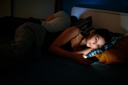 Más de un 82% de los españoles afirma navegar por internet o utilizar redes sociales justo antes de acostarse.