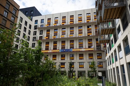 Edificio que acoge a los atletas españoles en la villa.