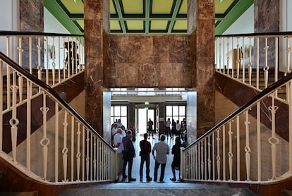 El antiguo Generalshotel del antiguo Aeropuerto de Schönefeld, rebautizado como Berlín-Brandemburgo (BER), en vísperas de su demolición, que acabó teniendo lugar en febrero de 2024. El hotel se construyó entre 1947 y 1950 y en su día sirvió para recibir a los representantes de la Unión Soviética. En un principio se planeó su demolición porque se iba a construir una nueva terminal en el mismo lugar, pero estos planes se desecharon. No obstante, la demolición del edificio siguió adelante.