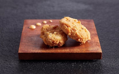 Pollo rebozado, el primer producto disponible en Singapur elaborado a través de células animales cultivadas en laboratorio por la empresa estadounidense Eat Just. 