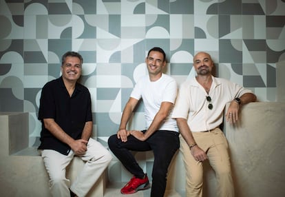 A la izquierda y en el centro, Carlos Montero y Darío Madrona, creadores de 'Élite'. Jaime Vaca (derecha) se convirtió en 'showrunner' de la serie con Montero a partir de la cuarta temporada.