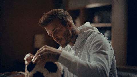 David Beckham armando un balón con piezas de Lego mientras está feliz de que los eSports tengan un juego de futbol.- Blog Hola Telcel