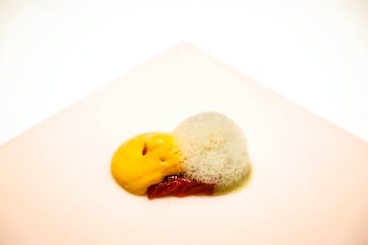 "Plato de playa". Salpicón de atún rojo con mojo de cilantro y causa con pimienta palmera. 