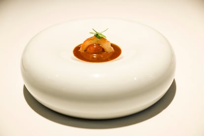 Gamba blanca con mojo hervido de sus cabezas y mojo de cardamomo. 