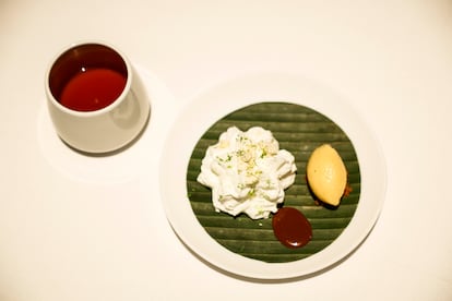 Sorbete de plátano canario frito, espuma de yogur y dulce de leche de cabra. 