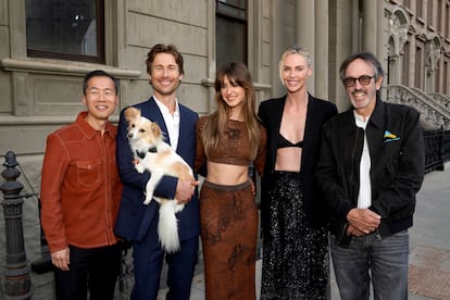 Los actores Lee Isaac Chung, Glen Powell, Daisy Edgar-Jones, Charlize Theron y Patrick Crowley, en un evento benéfico de la fundación Charlize Theron's Africa Outreach Project (CTAOP), el 13 de julio de 2024 en Universal City (California). Powell acudió en compañía de su perro Brisket.  