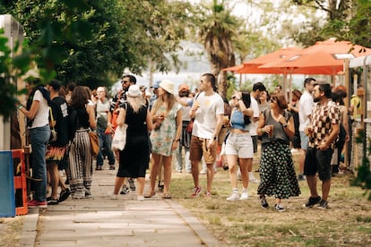 El público del Sinsal, en la zona de bebidas y comida del festival durante la jornada del viernes, en una imagen cedida por la organización. 