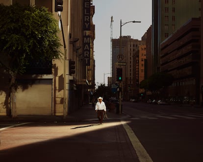 Un hombre cruza por la 6th Street de Los Ángeles, 2017. 