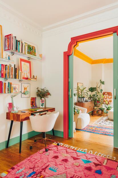 El estudio también cumple la función de habitación de invitados. Aquí tiene su biblioteca de arte y moda, así como libros y obras feministas.