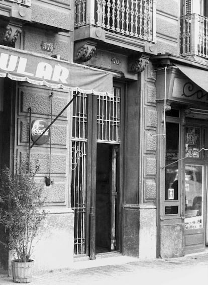 Portal de la casa en el número 70 de la calle Girona de Barcelona, donde se produjo un tiroteo entre la policía y la banda de Salvador Antich, en una foto cedida por la editorial Tusquets.