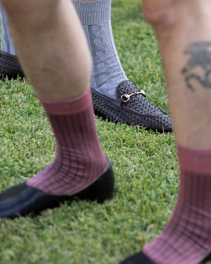 Detalle de mocasines y calcetines de canalé de Paul Smith. 