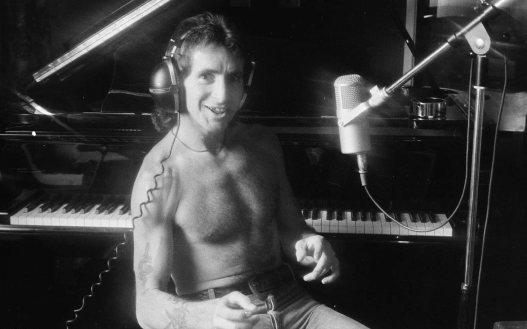 A BON SCOTT DE AC/DC NO LE IMPORTABA MORIR FIRST LOOK | AUSTRALIAN STORY presents world exclusive interviews with the family of BON SCOTT from AC/DC - TV Blackbox