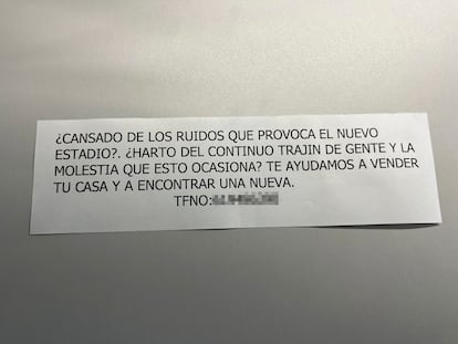 Uno de los anuncios recogidos por los vecinos de la zona del Santiago Bernabéu.