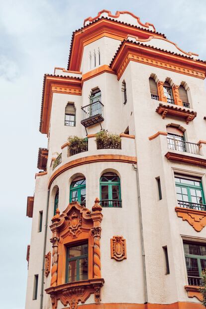 El piso se encuentra en un edificio de 1928 del arquitecto Manuel del Busto, de estilo ecléctico influido por sus años en Cuba.