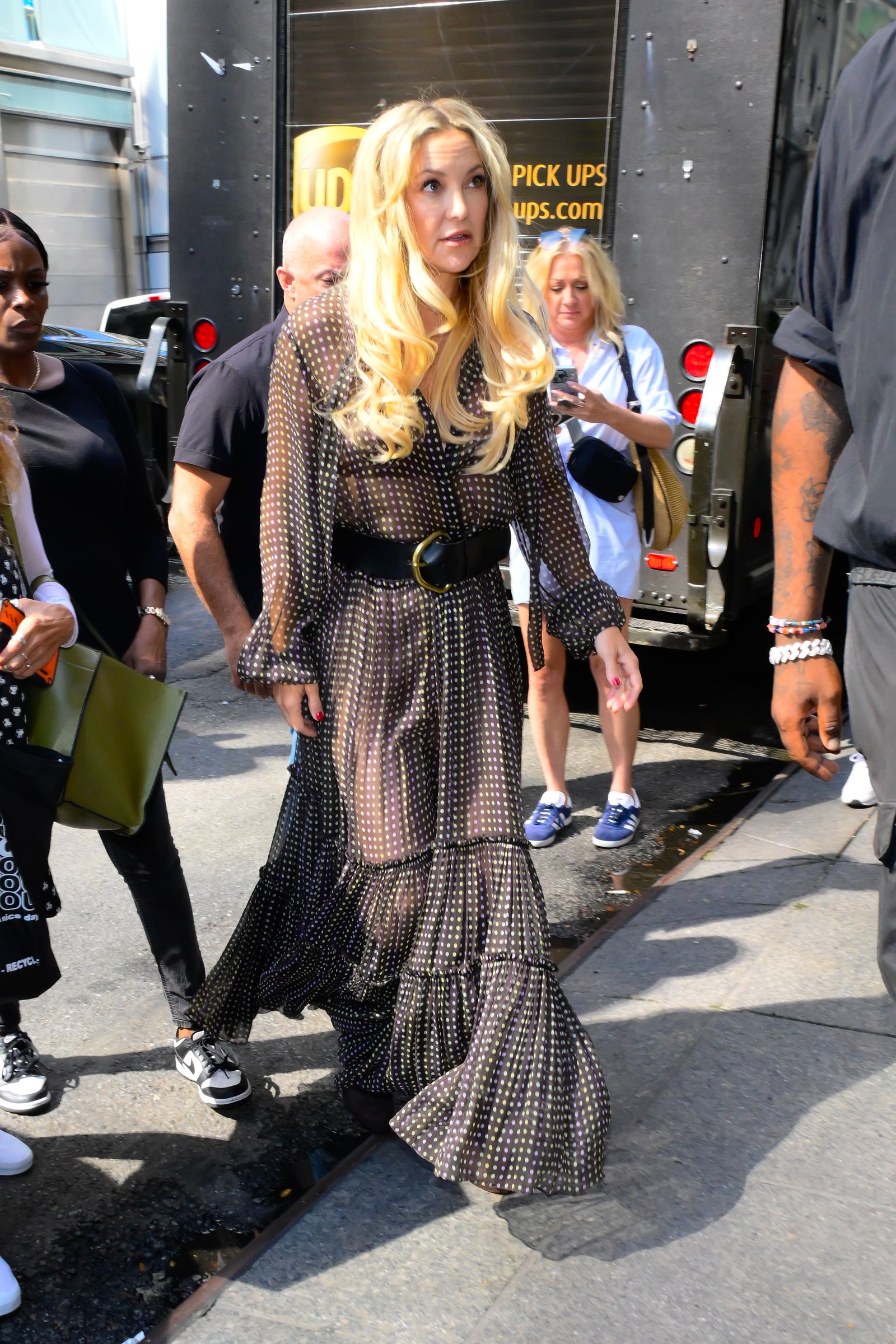 kate hudson con un vestido boho unas botas y un cinturón