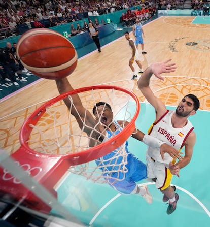 Antetokounmpo, ante Aldama.
