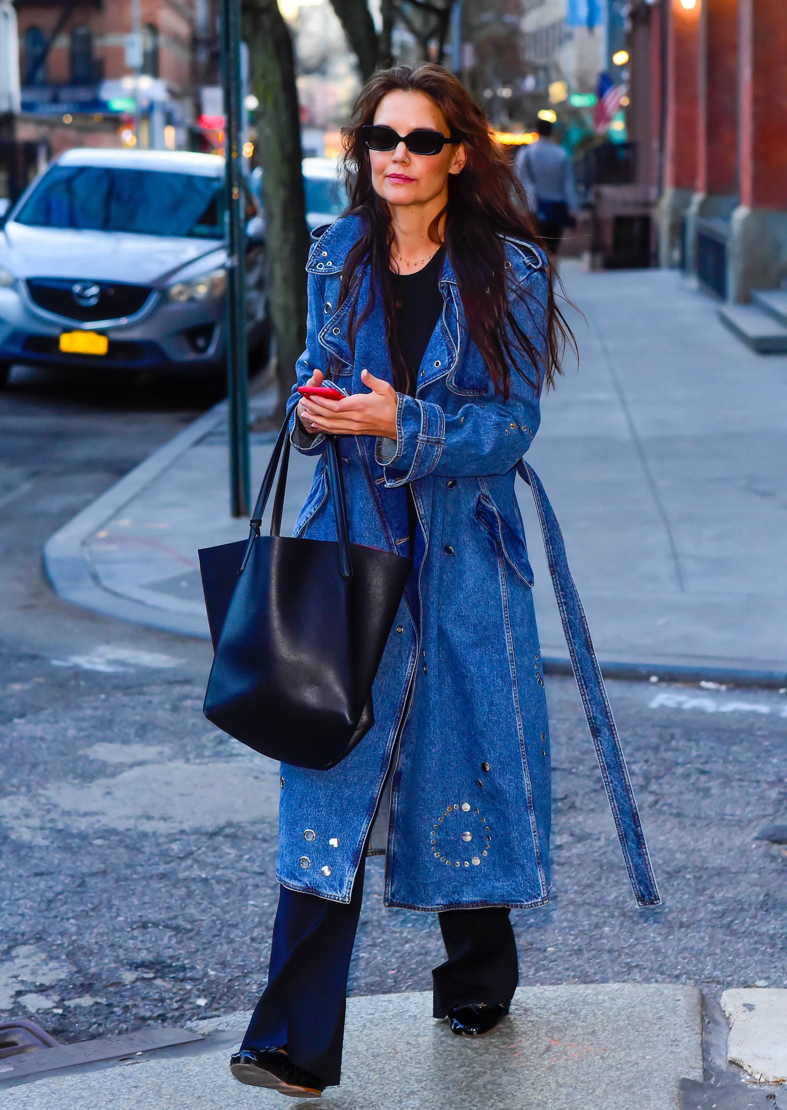 Katie Holmes con una gabardina vaquera