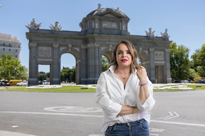La escritora Carme Chaparro frente a la Puerta de Alcalá de Madrid, uno de los escenarios de 'Castigo', su última novela.