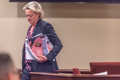 La fiscal Kari Morrissey abandona el estrado después de testificar voluntariamente.