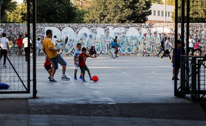 Nens jugant a futbol al barri de Rocafonda de Mataró.