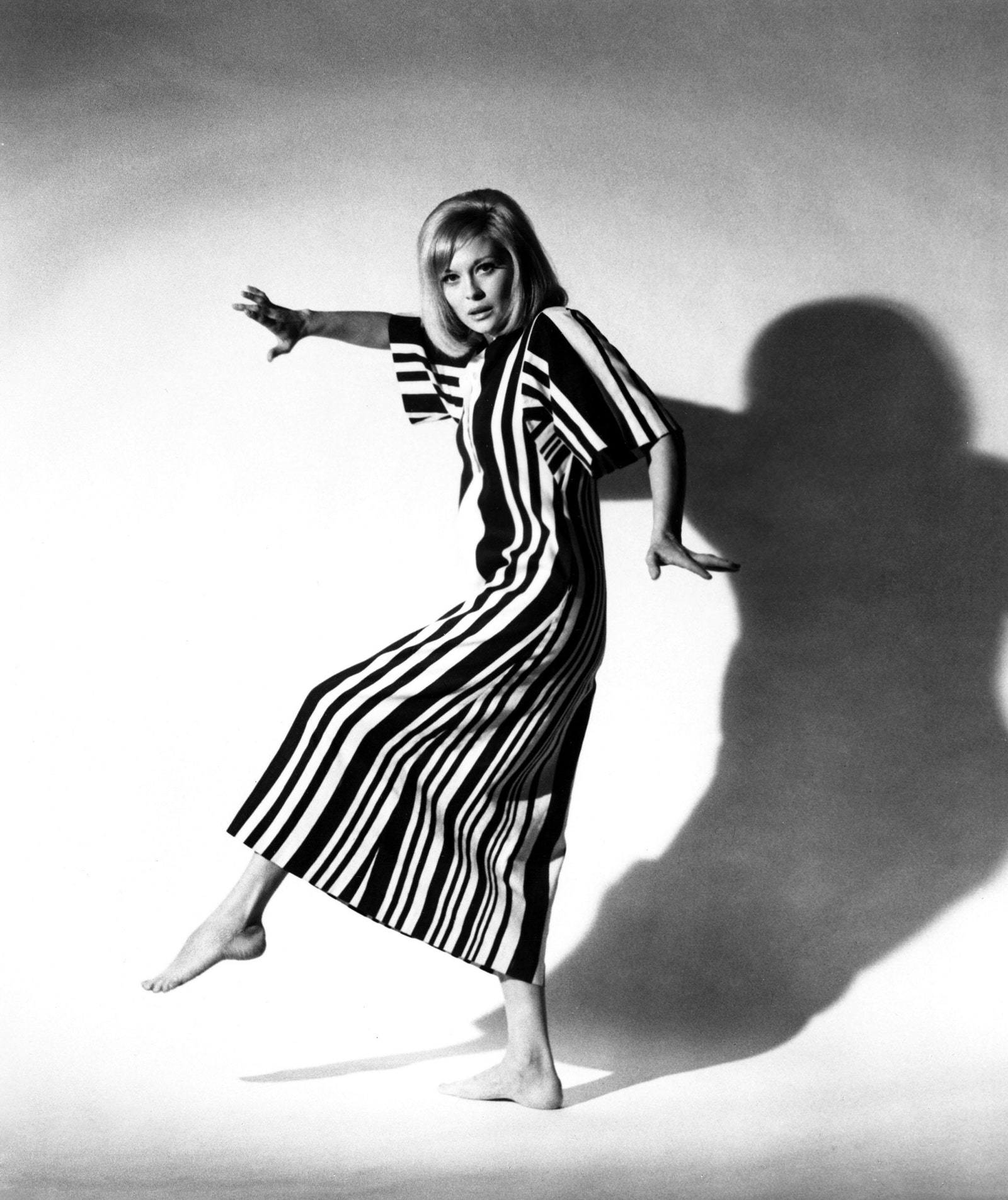 Faye Dunaway con un vestido de rayas