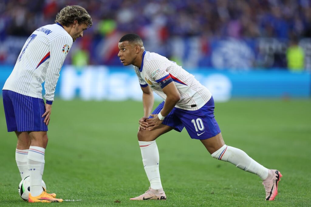 Antoine Griezmann charla con Kylian Mbappé durante un partido de fase de grupos de la Eurocopa.