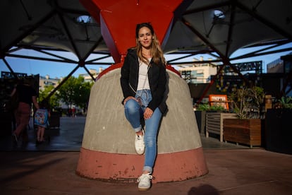 Inmaculada García, de 31 años y madre de una niña con autismo, posa en un centro comercial de Alcorcón, en Madrid, el jueves 20 de junio.
