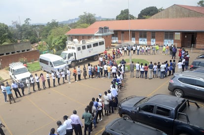 Un grupo de personas forman el lazo que representa la lucha contra el sida en Kampala (Uganda).