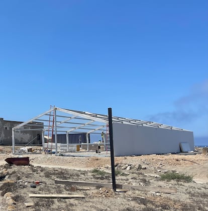 Nave en construcción en la isla de Alborán (imagen cedida).