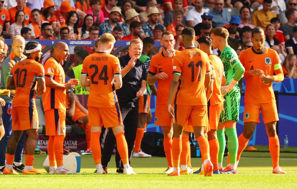 Ronald Koeman da instrucciones a sus jugadores durante la pausa de hidratación del Austria-Países Bajos (3-2).