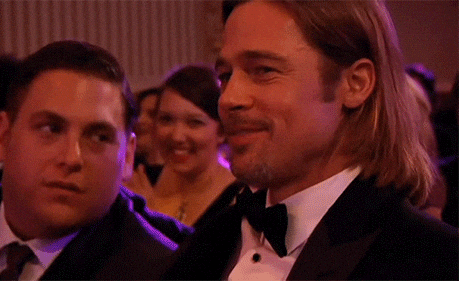 Brad Pitt enviando un beso a la cámara por la felicidad de que un piloto y un guionista experimentado formen parte de su nuevo proyecto.- Blog Hola Telcel