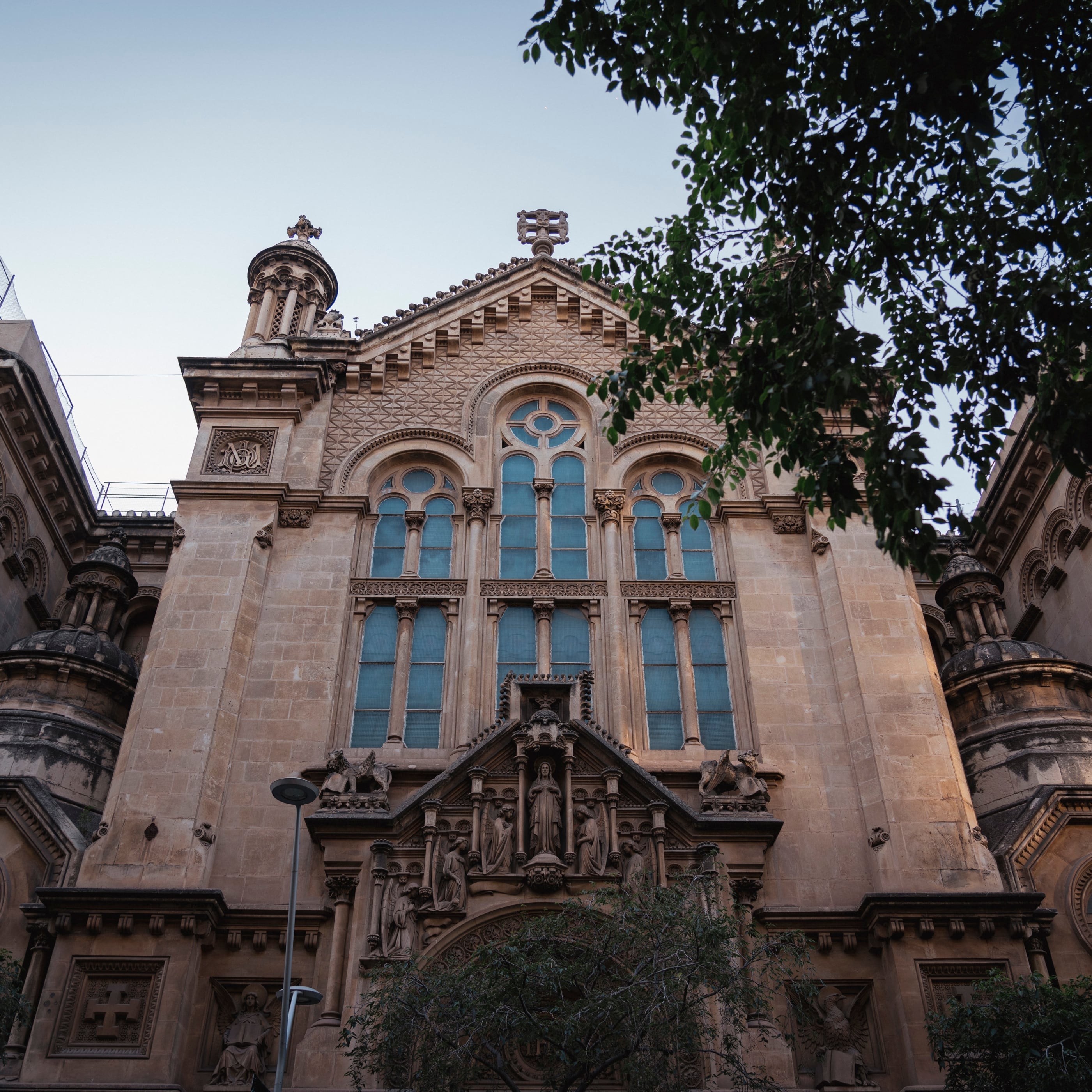 Edificio de la Compañía de Jesús en la calle Casp de Barcelona.
