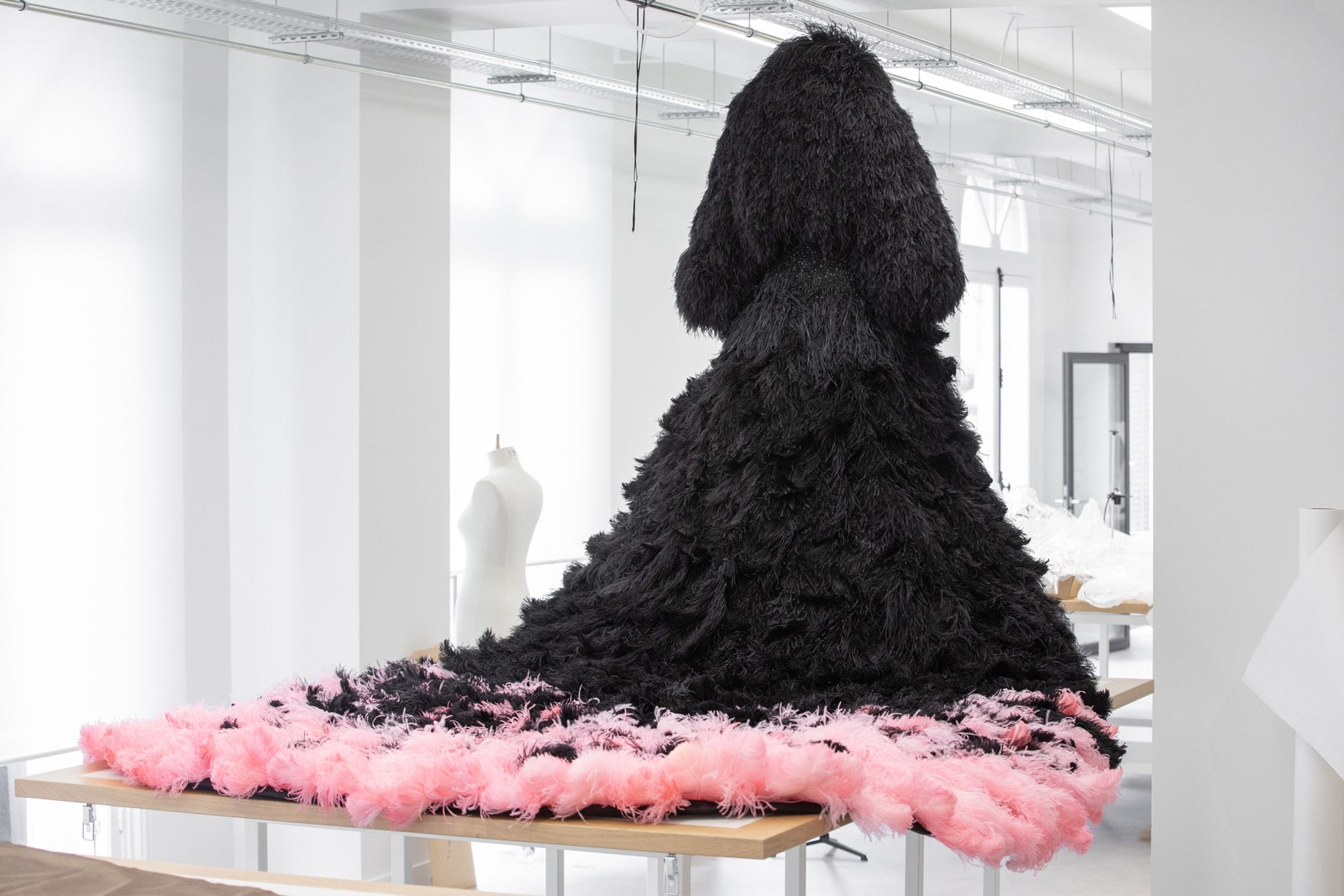 Lady Gaga envuelta en plumas ha cantado ‘Mon truc en plumes de Zizi Jeanmaire en la inauguración de los Juegos Olímpicos...