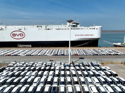 Coches eléctricos de BYD esperan en el puerto de Lianyungang, en China.