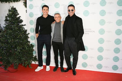 El Turronero, rodeado de los actores Álex González (izquierda) y Miguel Ángel Silvestre, en una fiesta que su fundación dio el pasado diciembre.