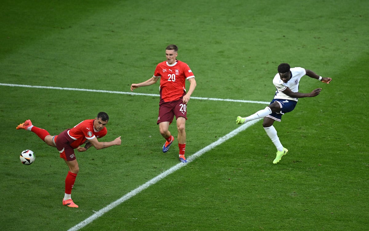 Saka golpea a portería en el gol del empate de Inglaterra ante Suiza este sábado en Dusseldorf.