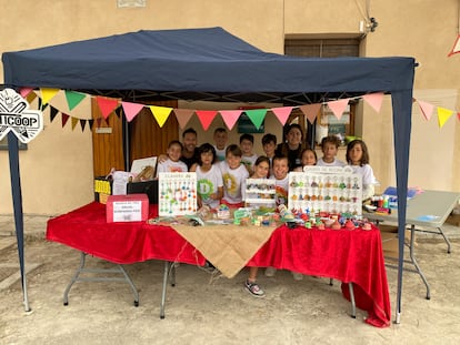 Alumnos de la Escola Montanyans, en Barcelona, en un puesto donde venden los productos creados en el marcos de su cooperativa Arti Coop.