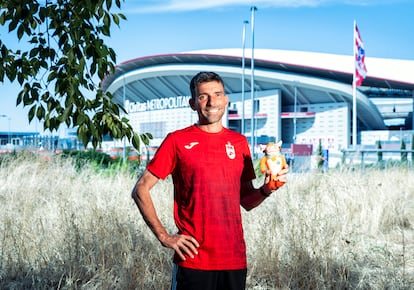 El atleta Miguel del Pozo fotografiado junto al Civitas Metropolitano en Madrid.