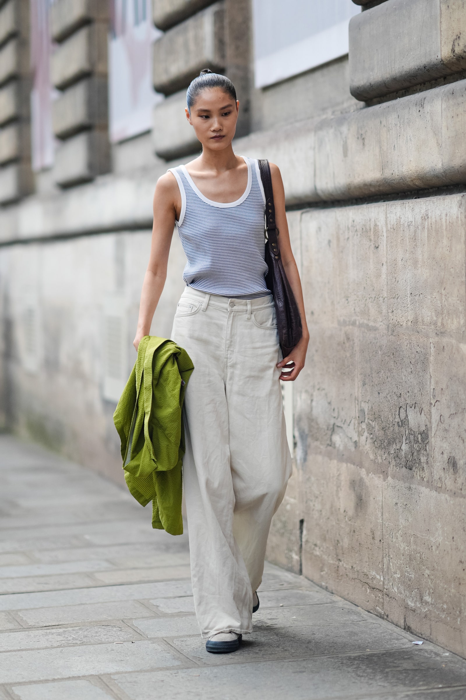 estilismo con unos pantalones blancos