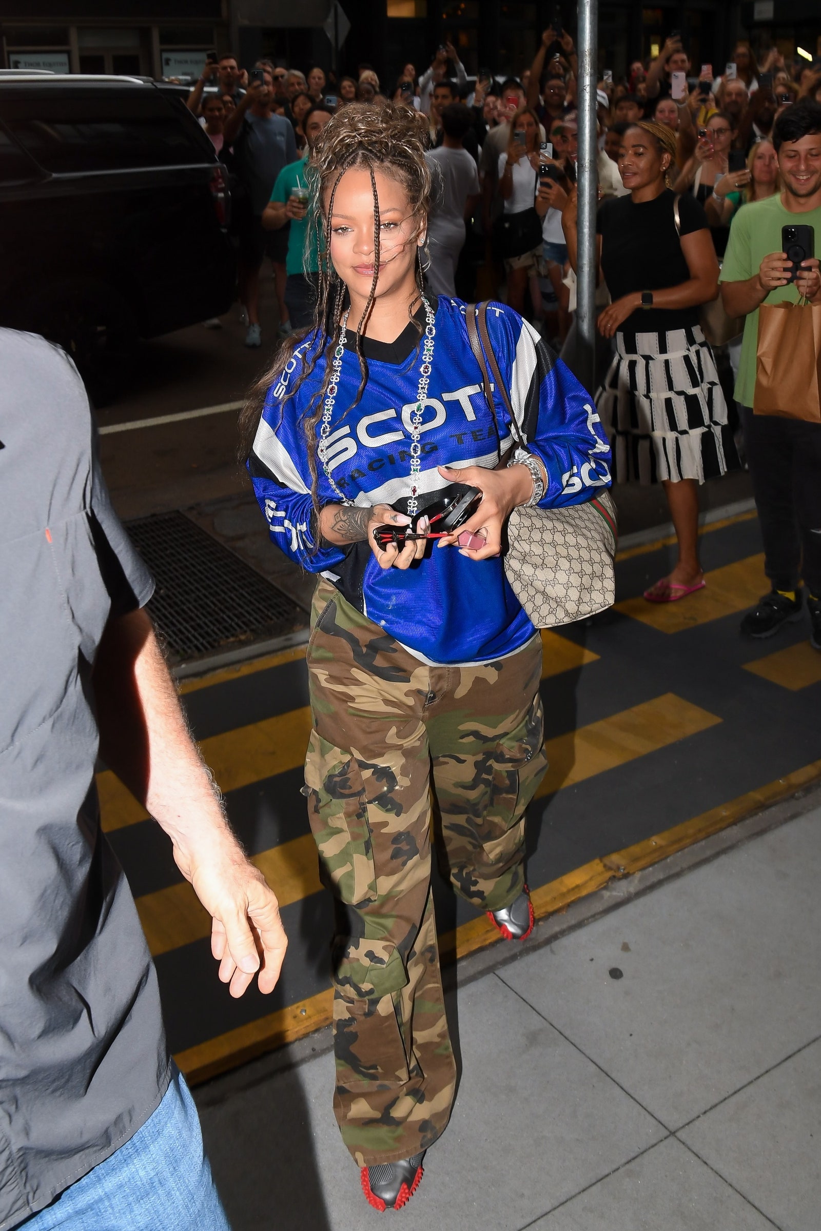 Rihanna con pantalón ancho y cargo militar