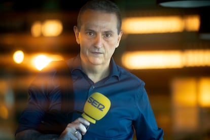 Roberto Sánchez, con el micrófono de la Cadena SER, donde trabaja desde hace más de 35 años.