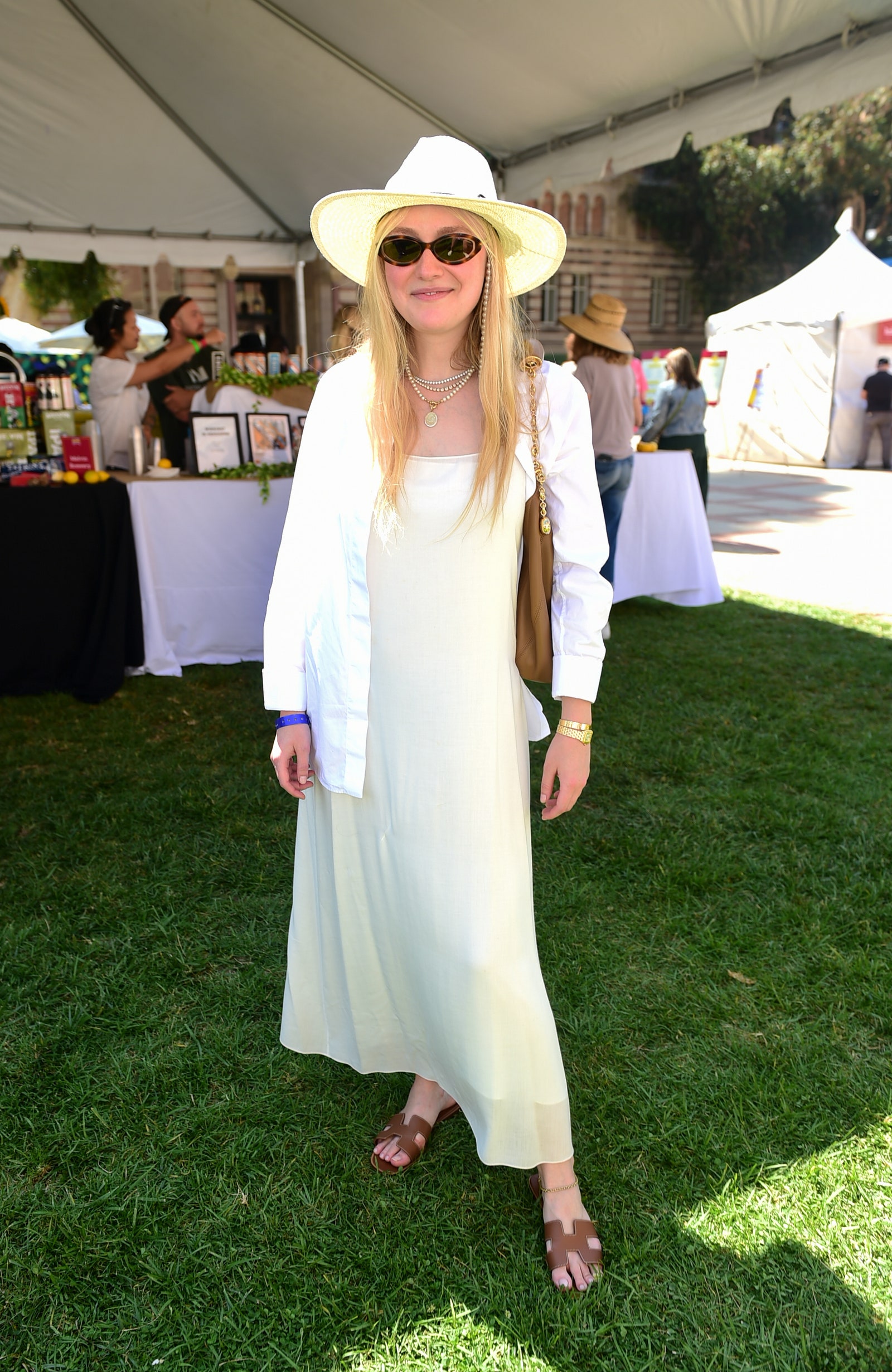 Dakota Fanning con sandalias Oran de Hermès