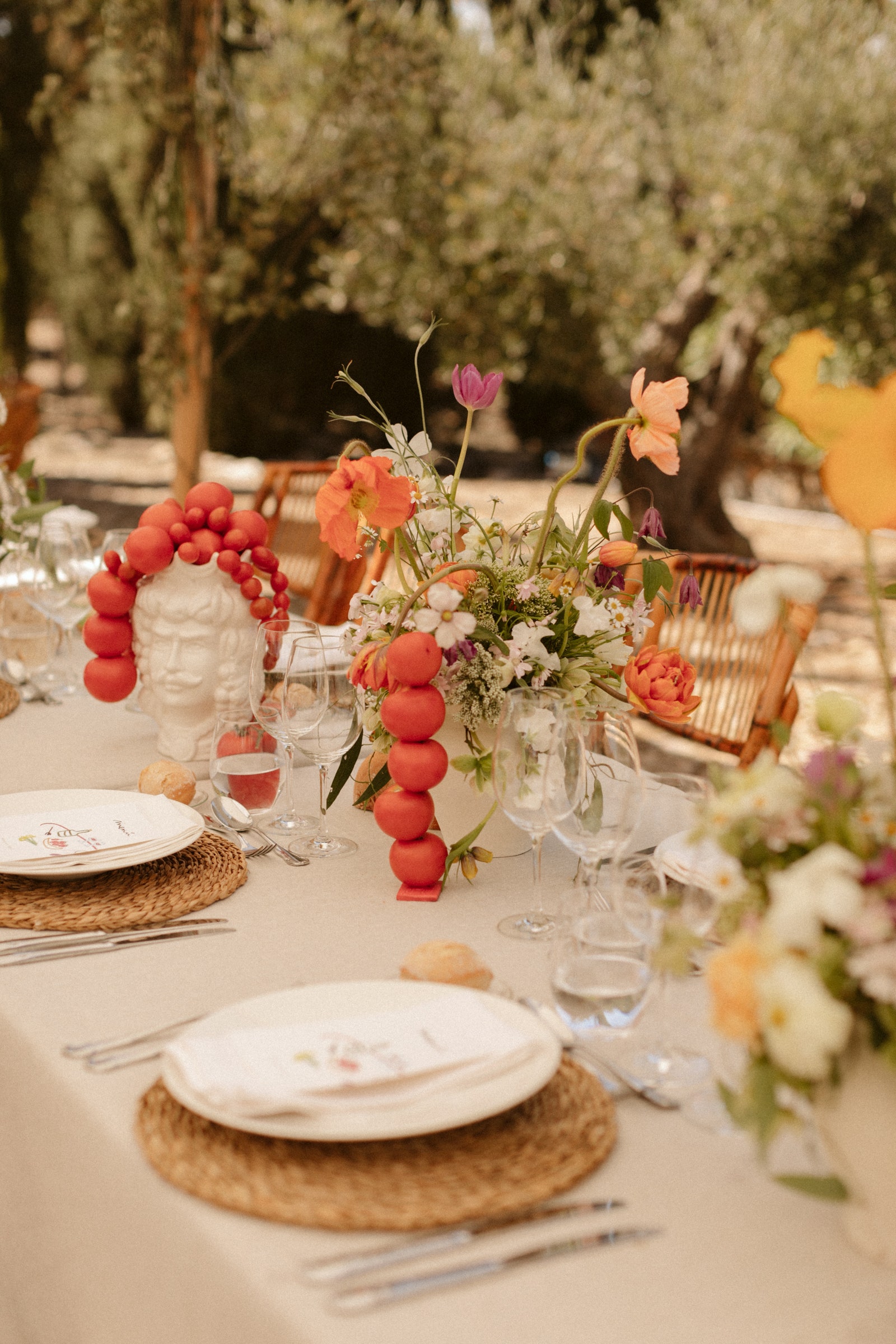 Tendencias en decoración de bodas 2024 de la papelería ilustrada a las hortalizas en la mesa