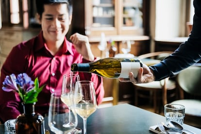 La 'Court of Master Sommeliers' americana retiró el servicio por género en 2021. 