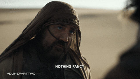 Personajes de Dune parte dos hablando Personajes de Dune hablando en el desierto en una de las escenas de la segunda película de la franquicia.- Blog Hola Telcel